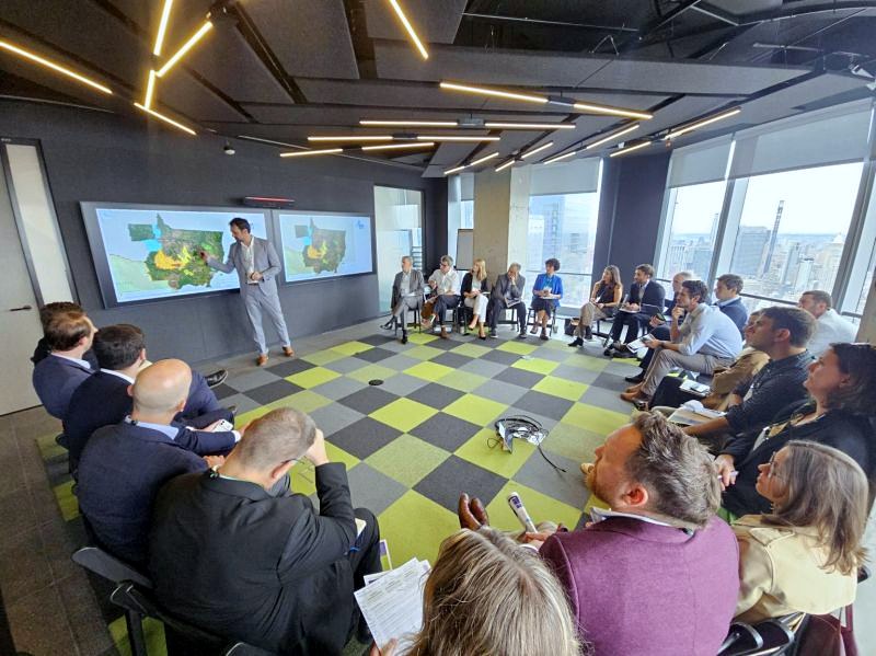 Richard Smith, diretor-executivo do Instituto PCI, apresenta mapas de Mato Grosso a participantes em sala de reunião durante a Semana do Clima de NYC 2026