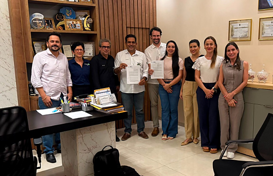 Prefeito de Nova Xavantina e equipe do Instituto PCI posam com o Memorando de Entendimento assinado