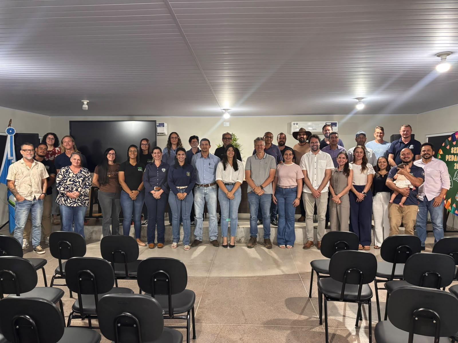 Participantes do evento de formalização do Pacto PCI de Nova Xavantina reunidos em grupo, em sala com cadeiras