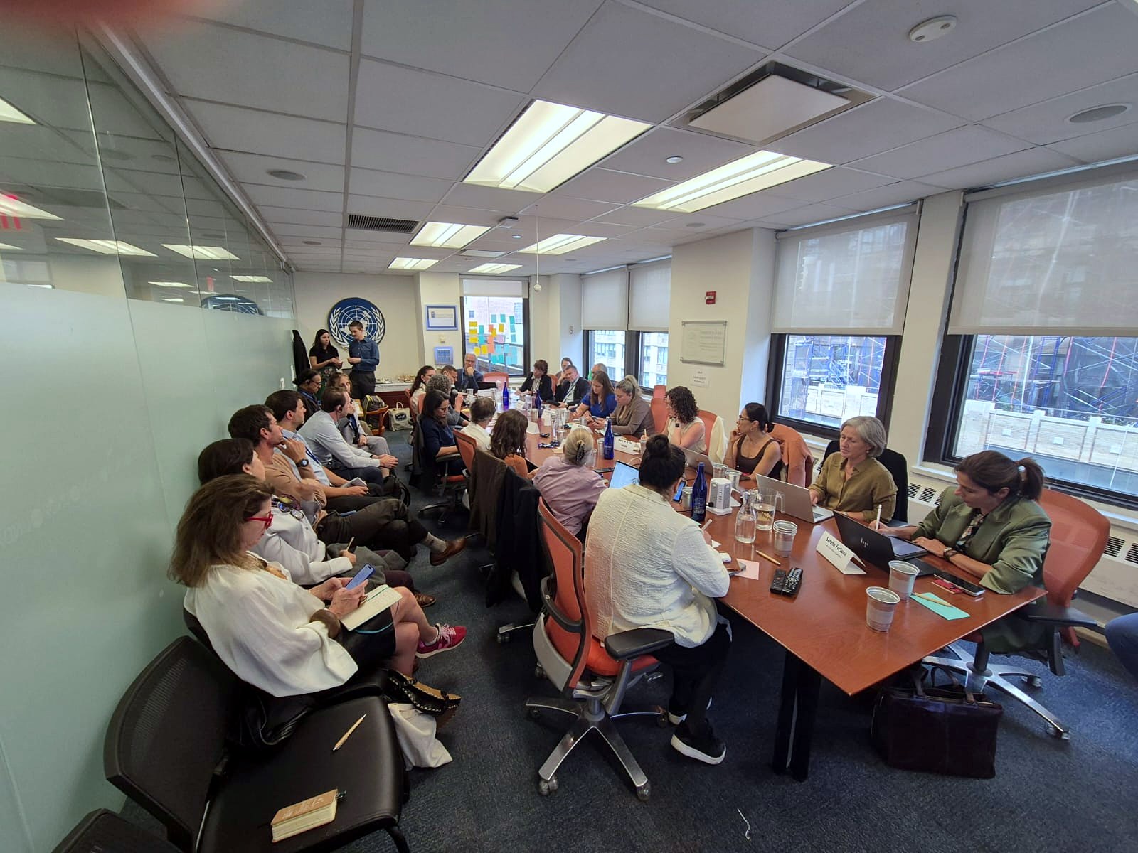Participantes reunidos em torno de uma mesa em encontro sobre JREDD+ e cadeias de suprimentos, em Nova Iorque